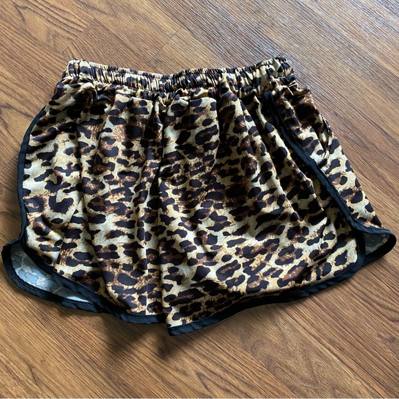 Cheetah print shorts - Picture 2 of 5